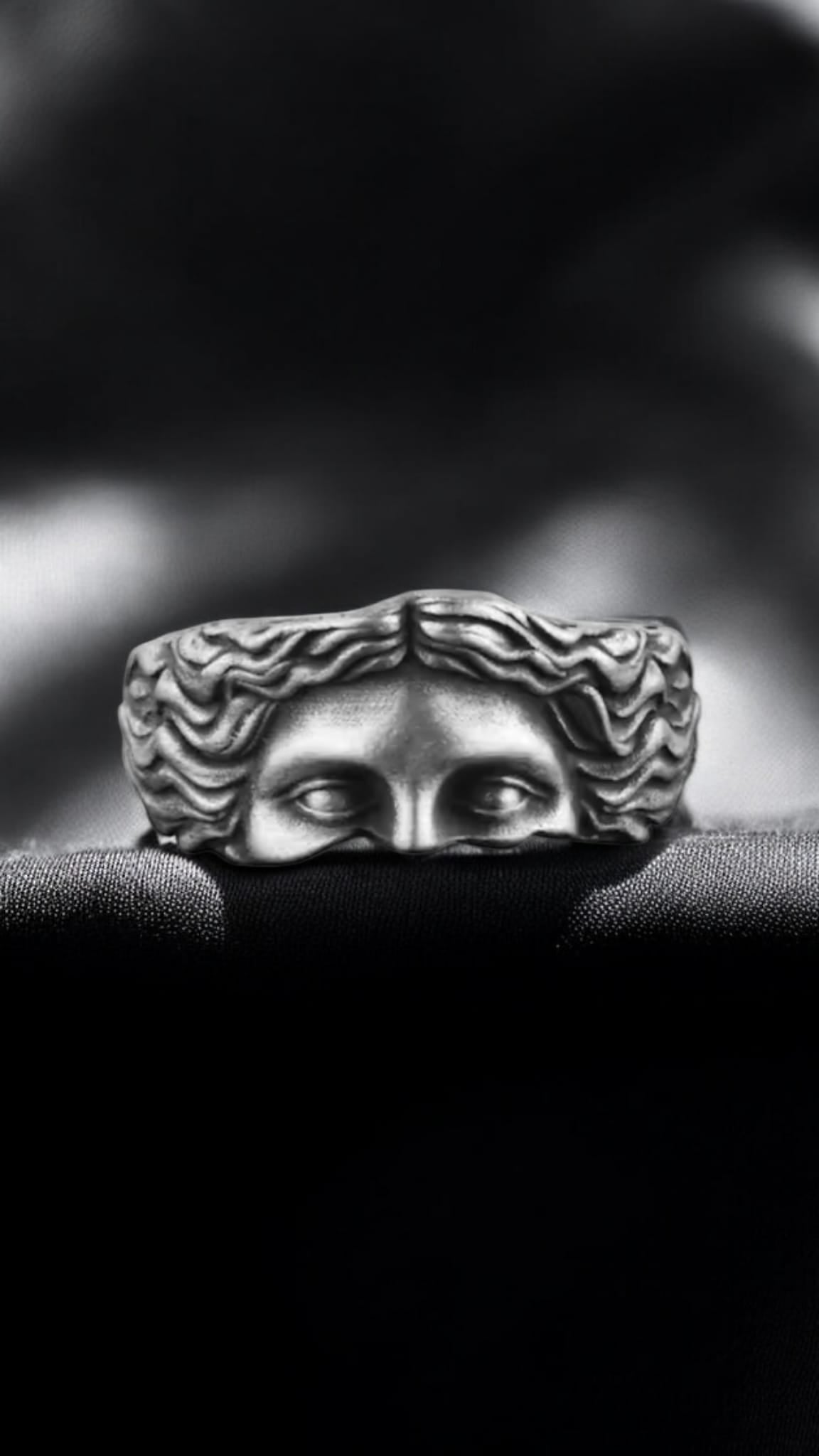 Cropped Face Ring For Unisex